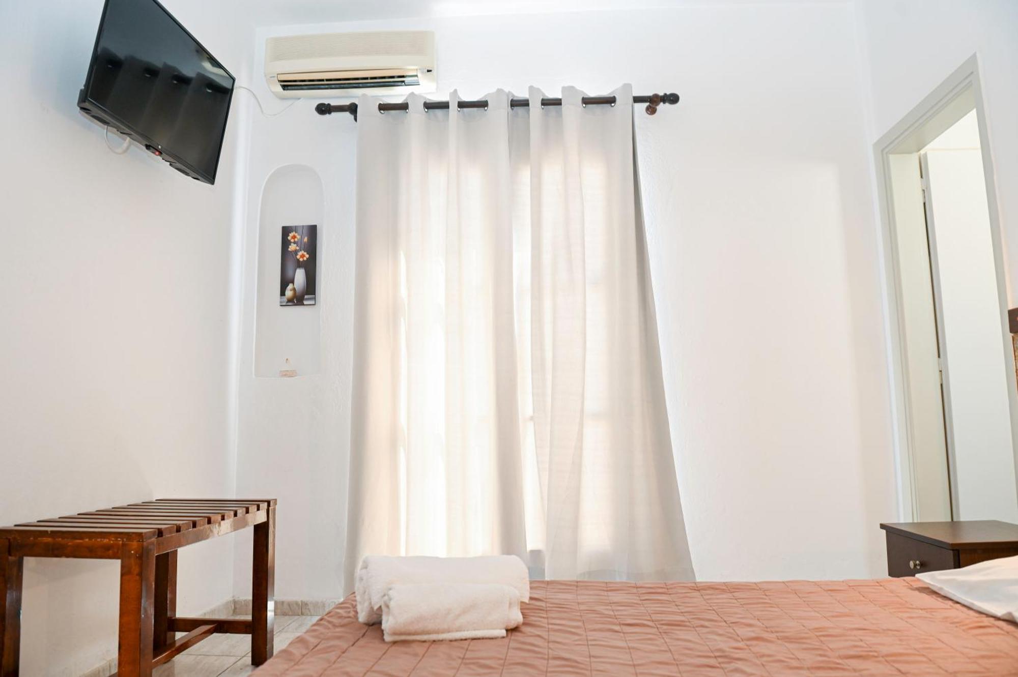 นาร์คิสซอสโฮเต็ล Hotel คามารี ภายนอก รูปภาพ